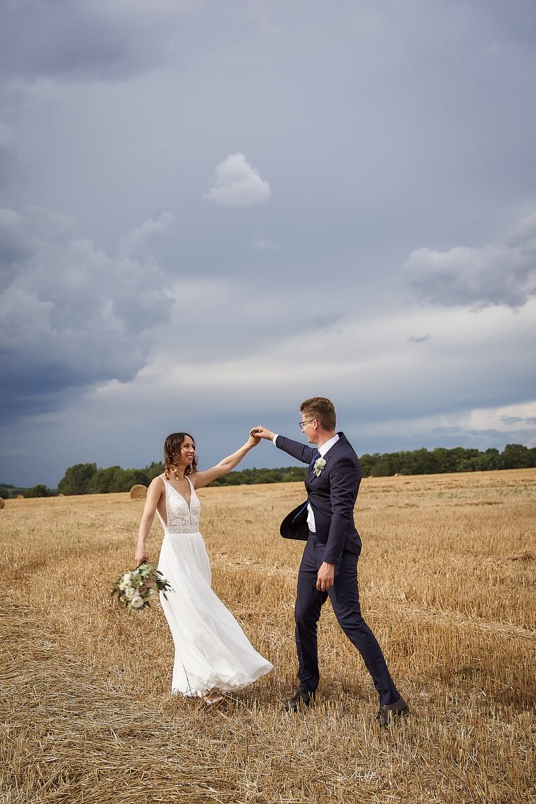 Orsi és Attila tánca  a mezőn