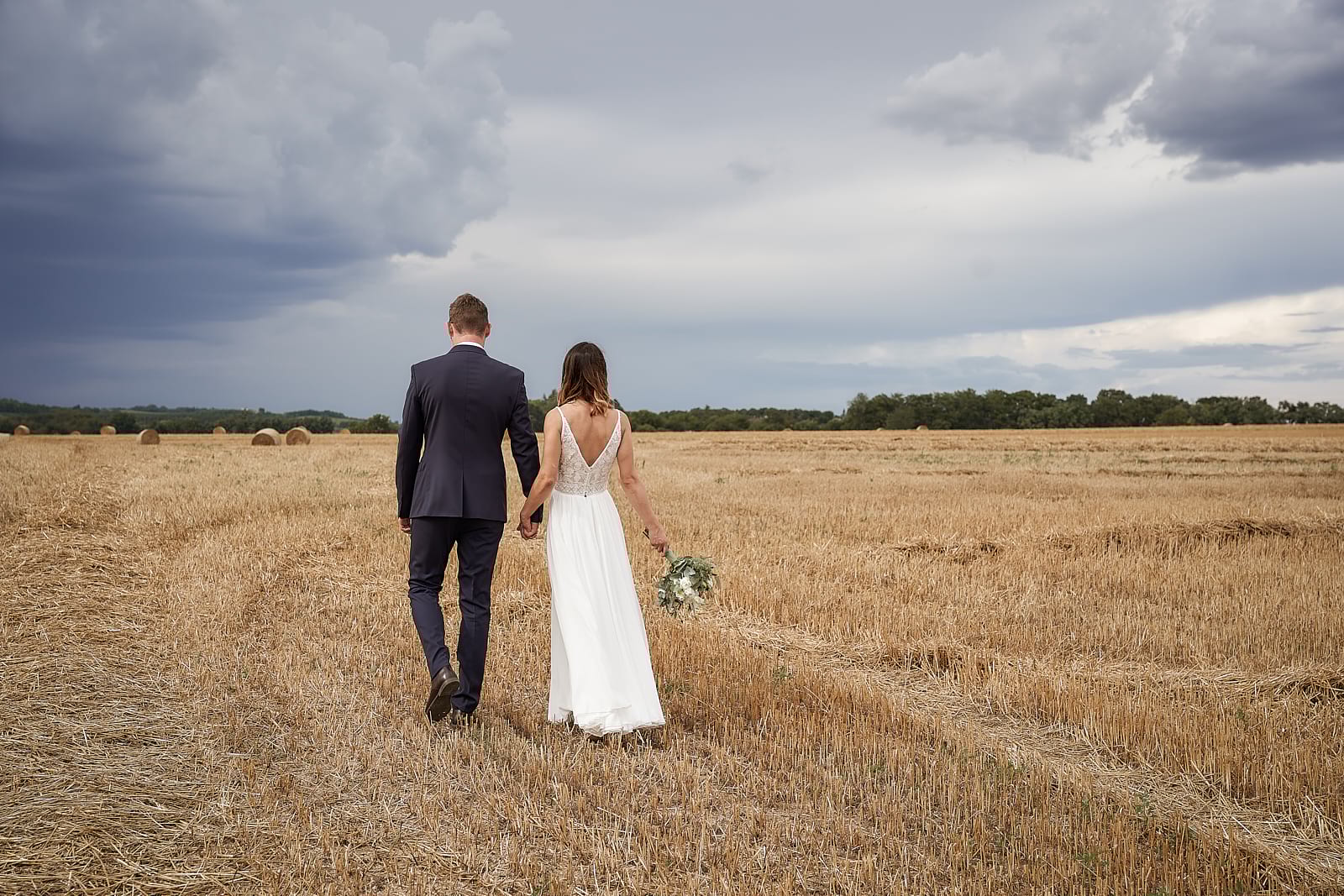 Orsi és Attila a távolba sétálnak a mezőn