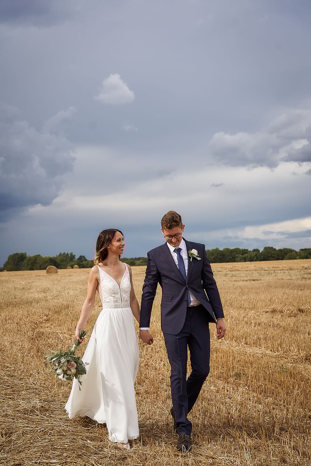 Orsi és Attila közelednek a mezőn