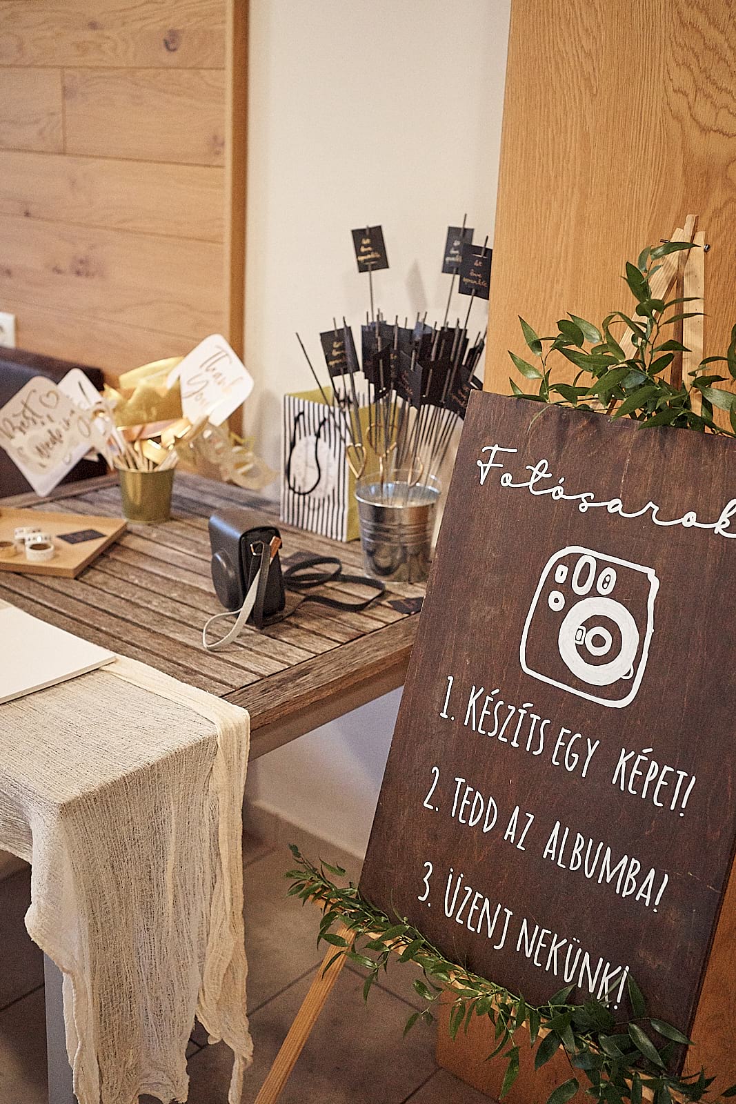 Esküvői díszlet, köszöntőtábla