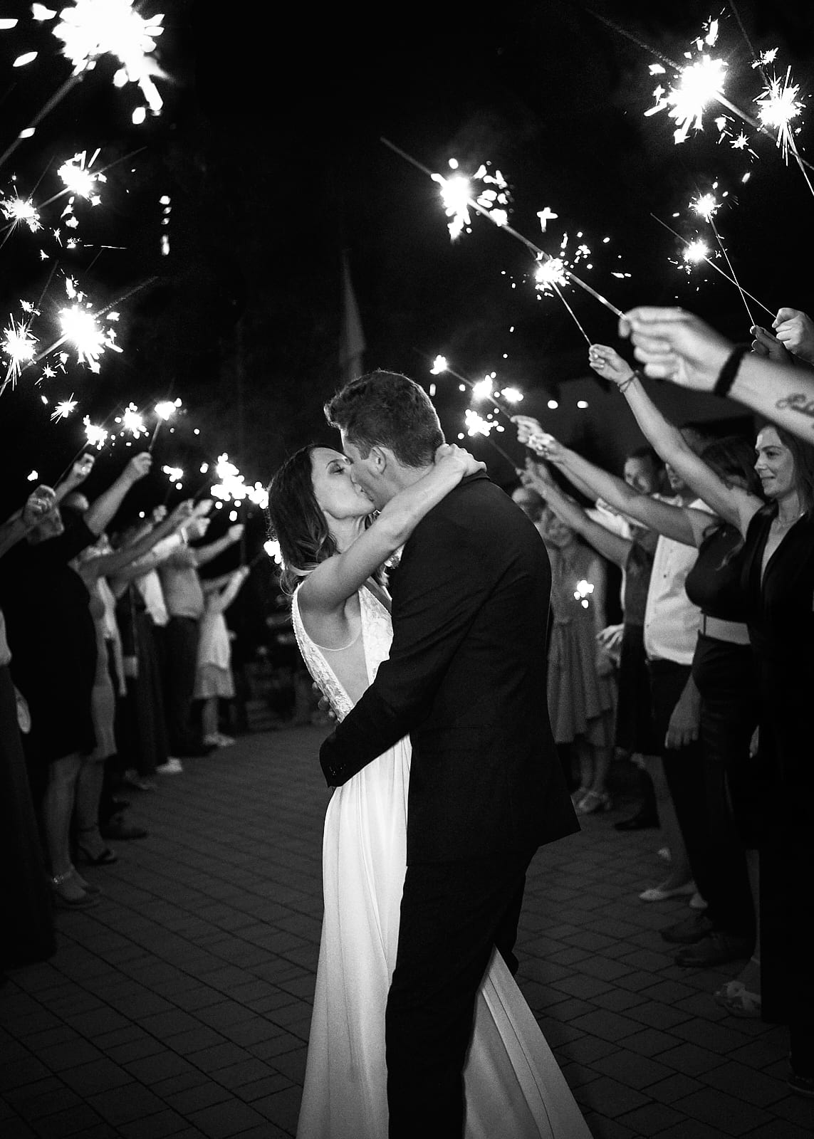 Orsi és Attila tánca csillagszórózás közben, fekete fehérben