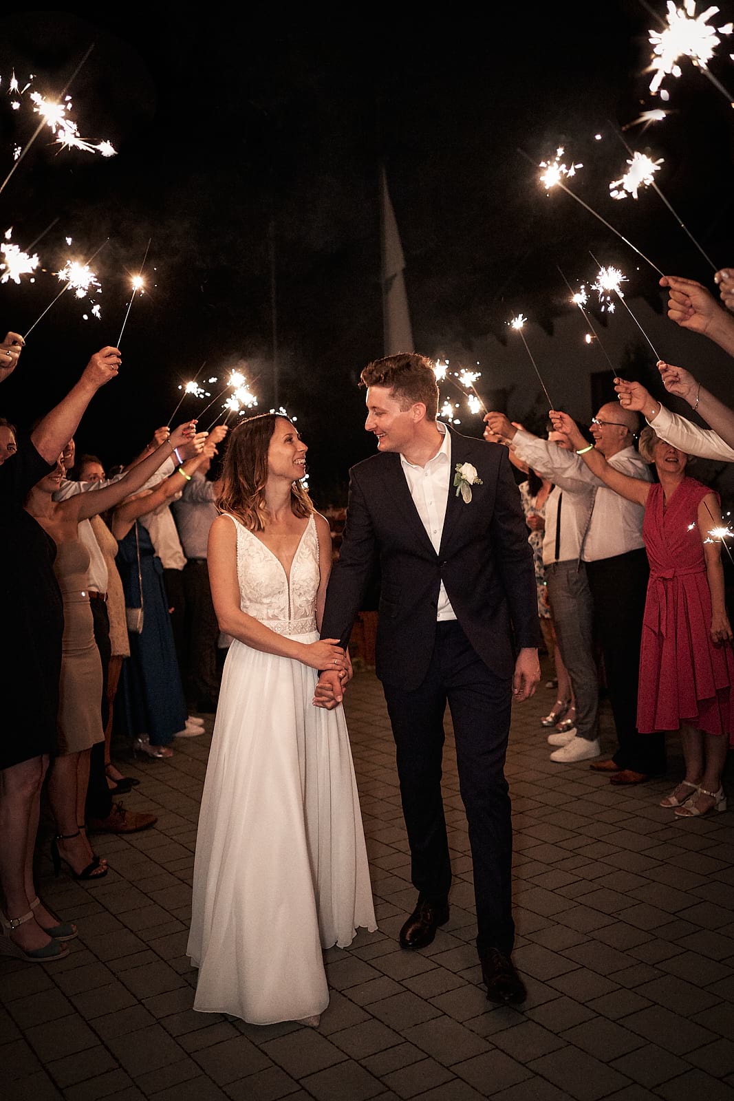 Orsi és Attila sétája csillagszórózás közben