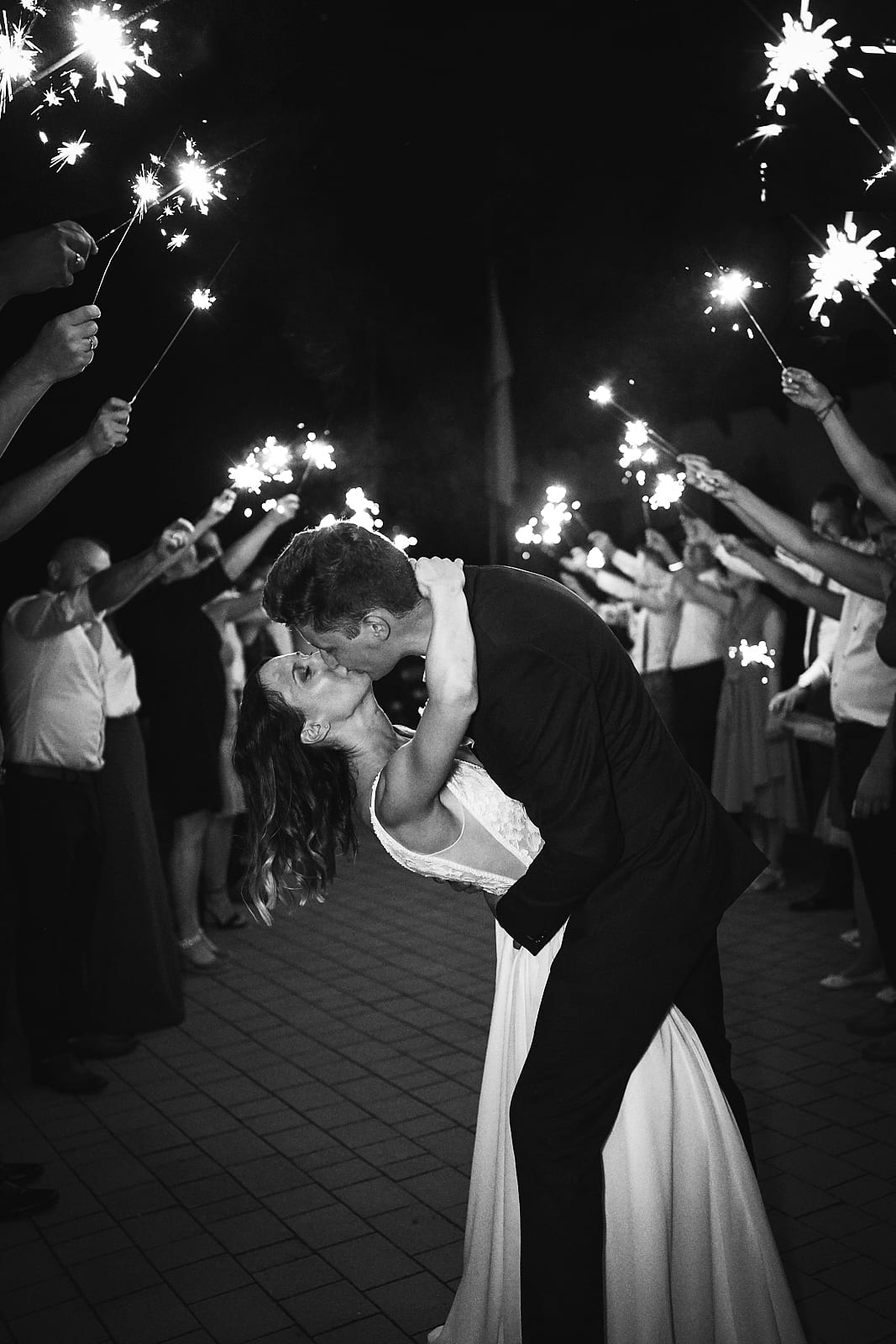 Attila bedönti Orsit, miközben a násznép csillagszóróval állja körbe őket