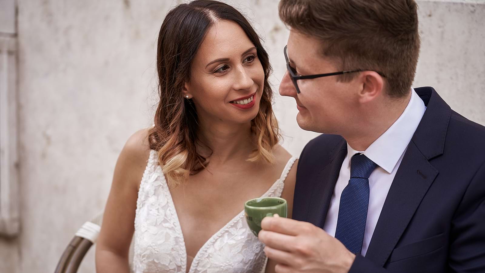 Orsi és Attila kávézás közben beszélgetnek