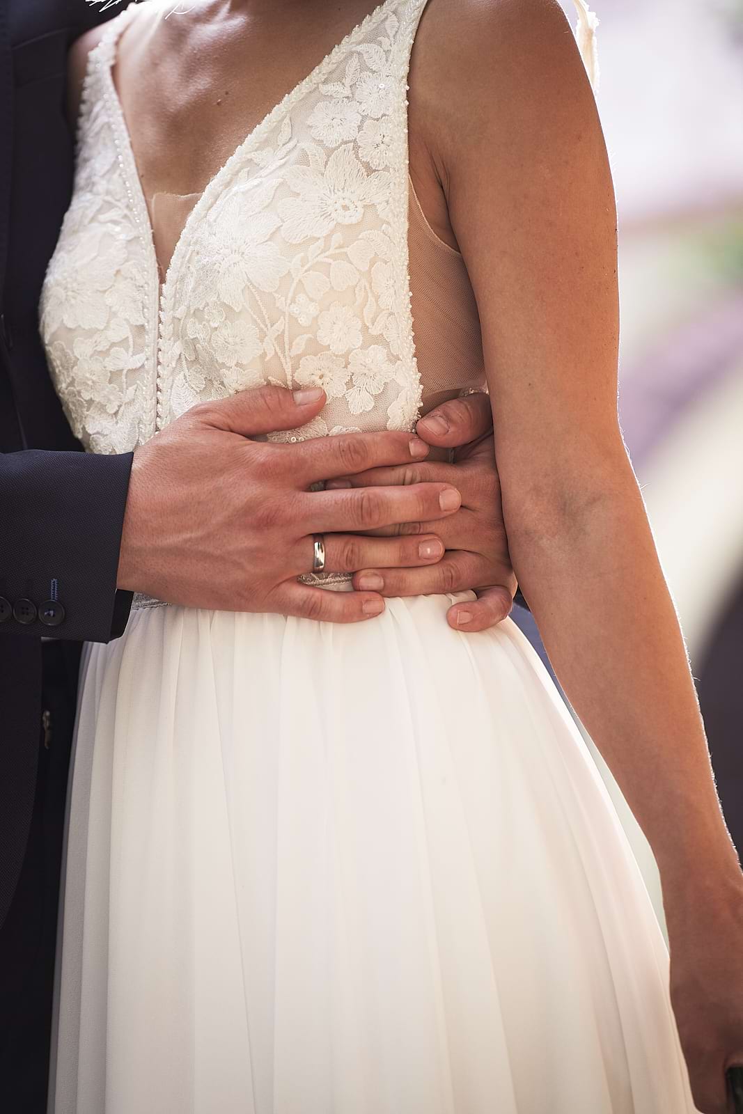 Attila átöleli Orsi derekát