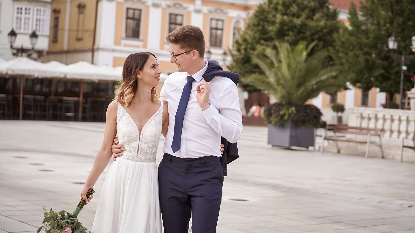 Orsi és Attila ölelkezve sétálnak a kreatív fotózáson a belvárosban