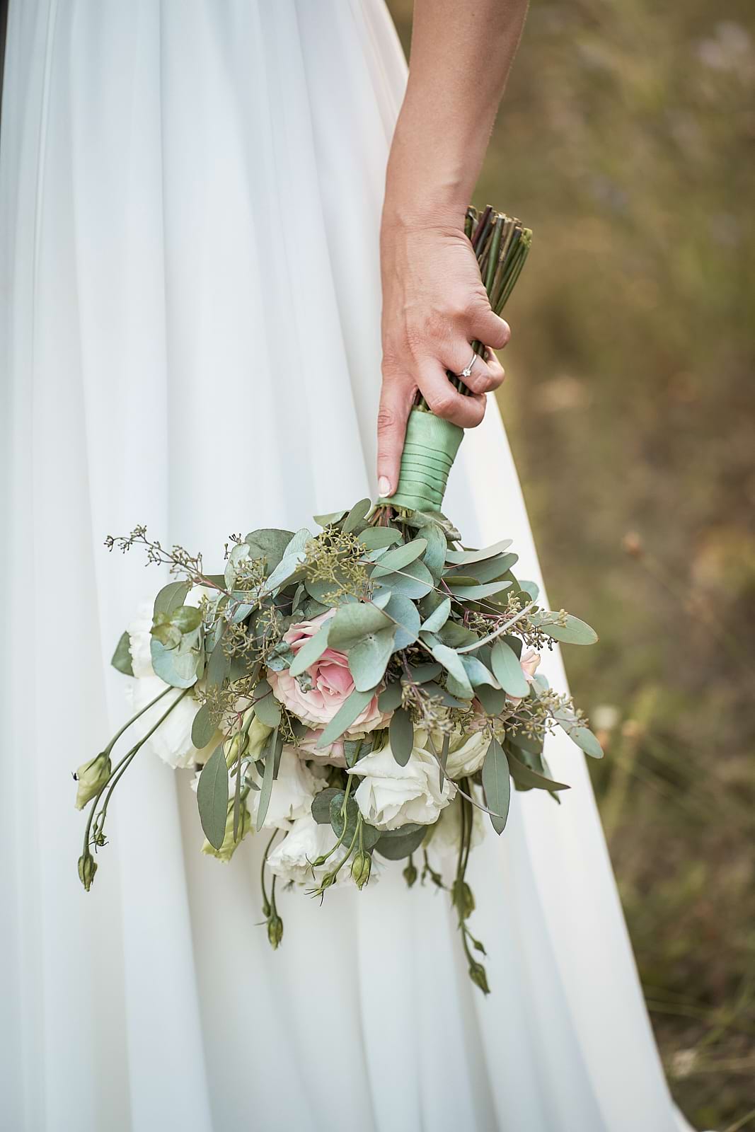 Orsi tartja kezében az esküvői virágycsokrot