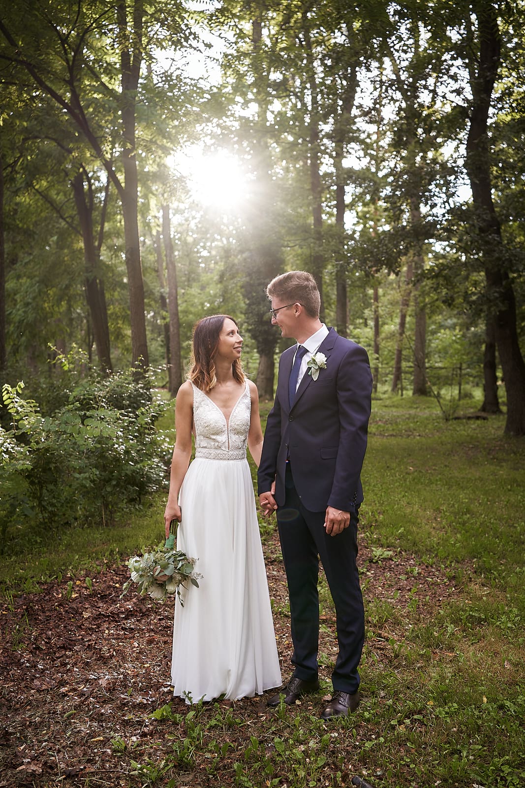 Orsi és Attila az erdőben sétál, a nap fénye átszűrődik a lombok között