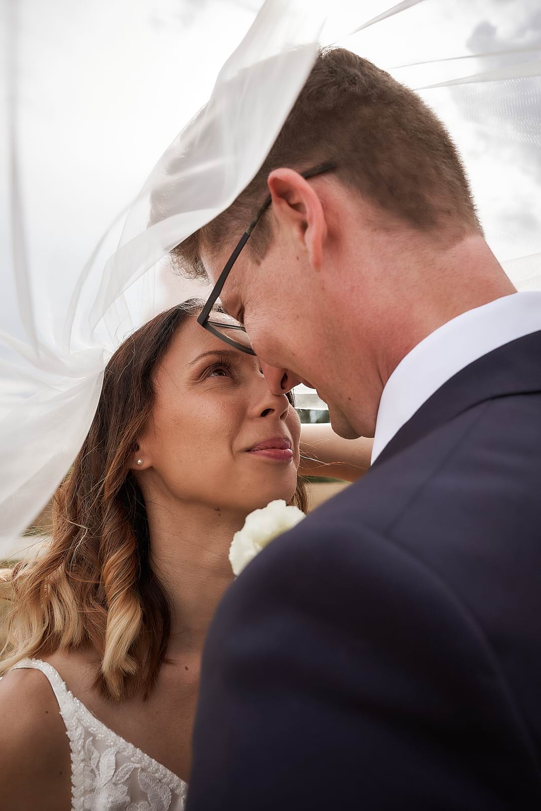 Orsi és Attila a fátyol alatt