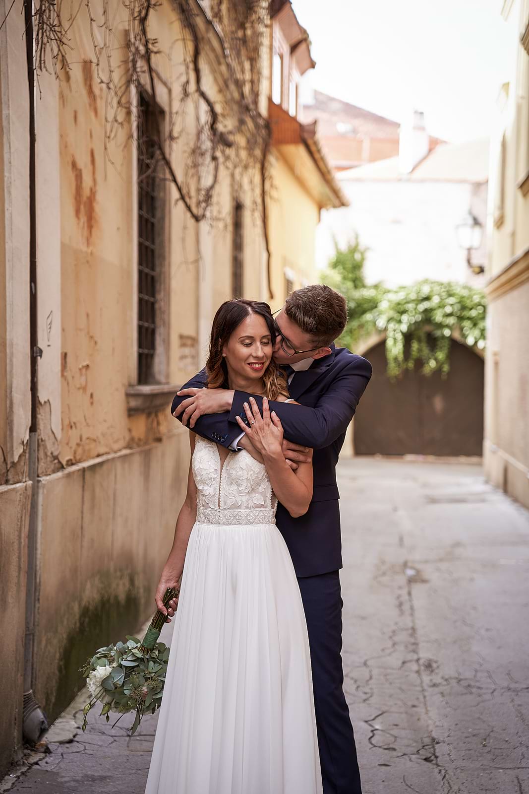 Attila öleli Orsit hátulról Győr belvárosában