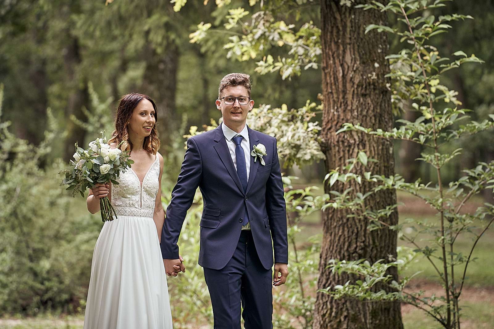 Orsi és Attila kézenfogva sétálnak az erdőben