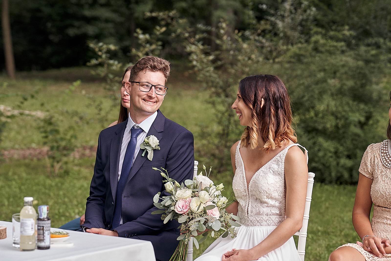 Orsi és Attila ülnek a szertartás közben