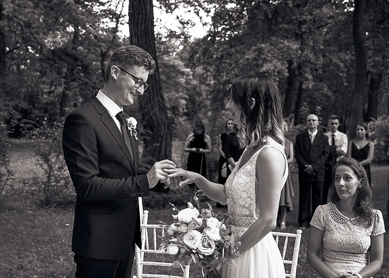 Attila felhúzza Orsi ujjára a gyűrűt fekete fehérben