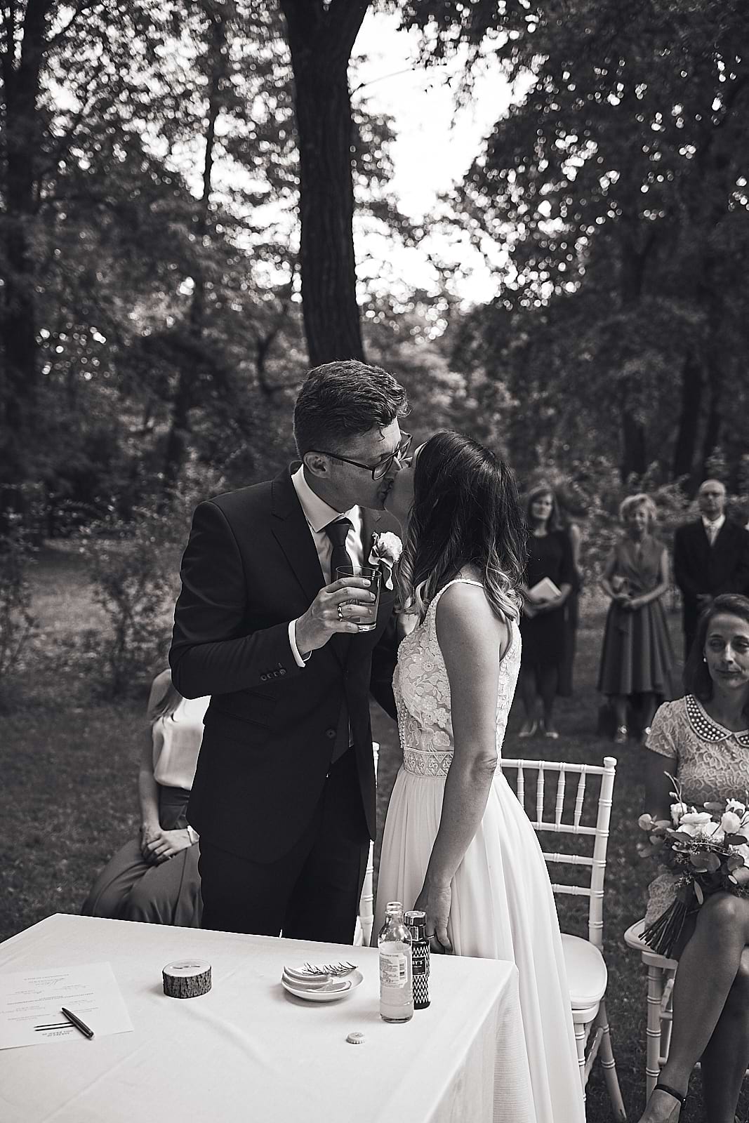 Orsi és Attila hitvesi csókja fekete fehérben