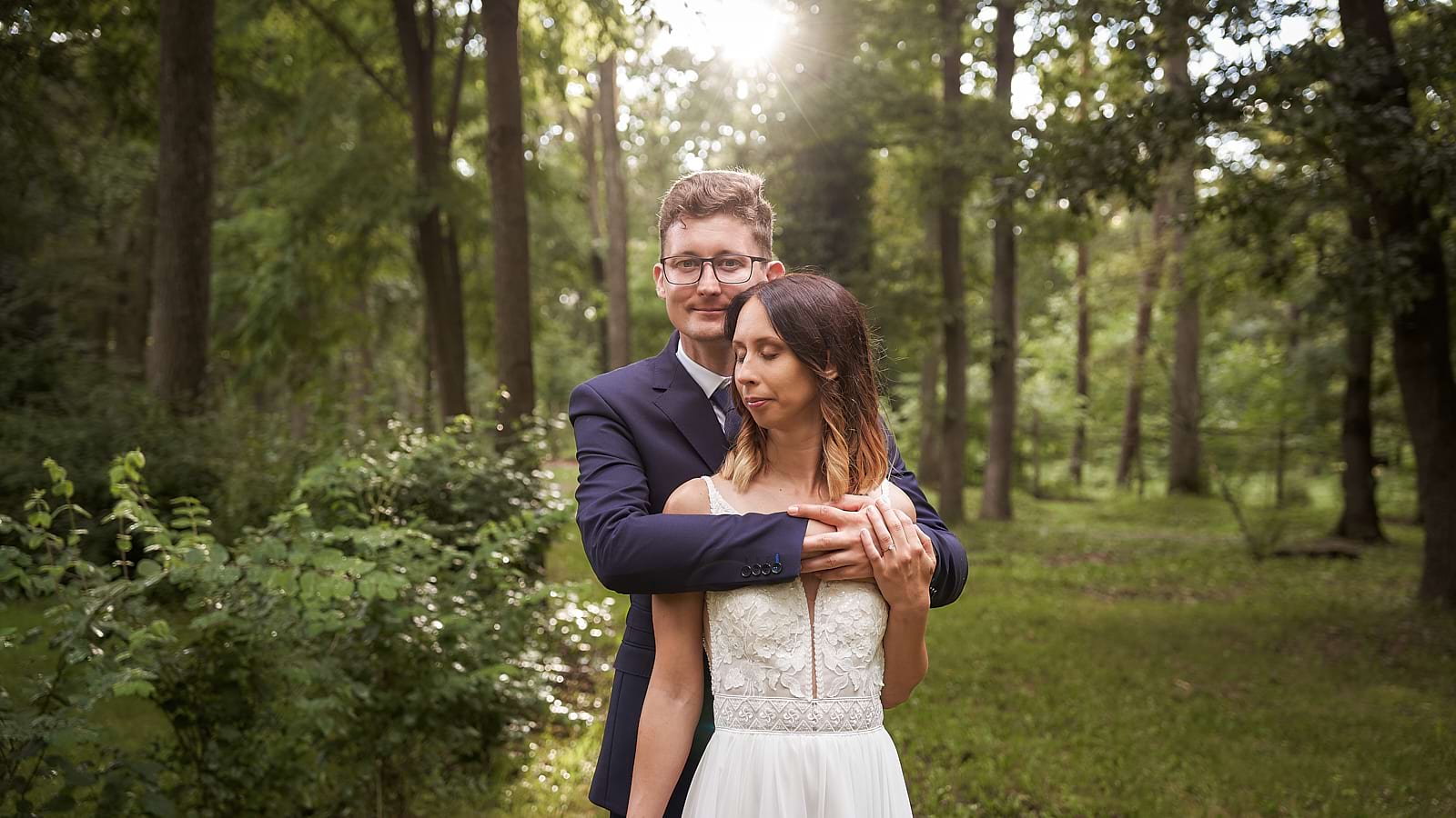 Attila átöleli Orsi az erdőben