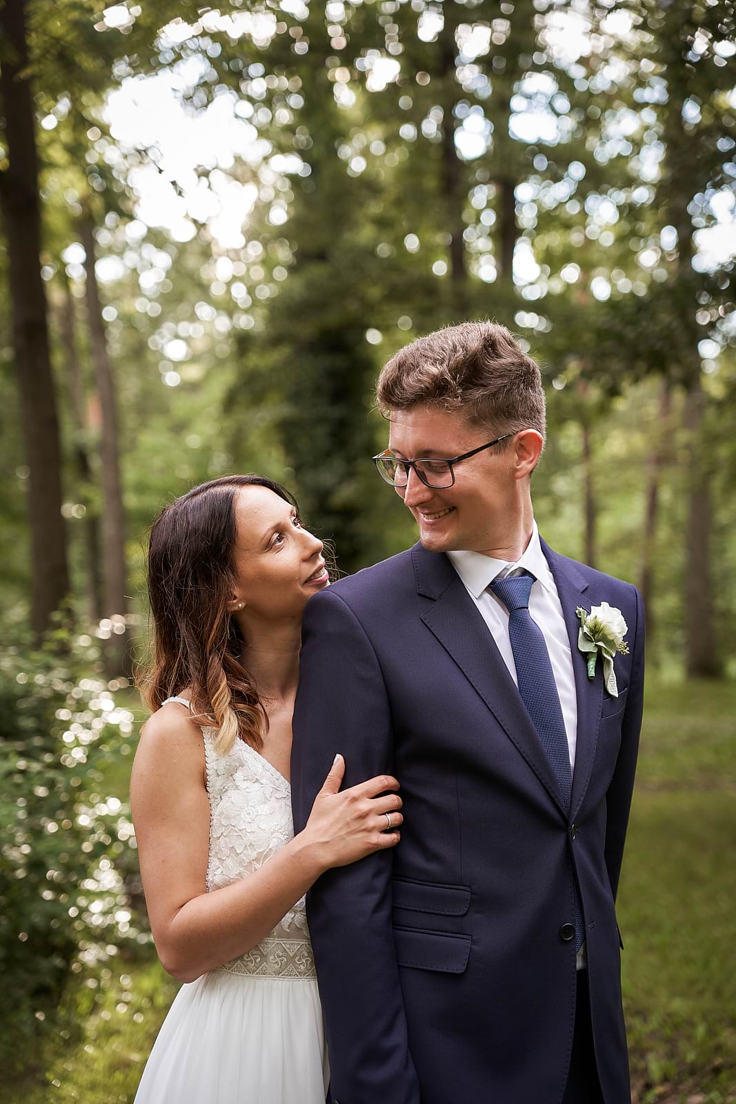 Férj és feleség romantikus pillantást vet egymásra az erdőben