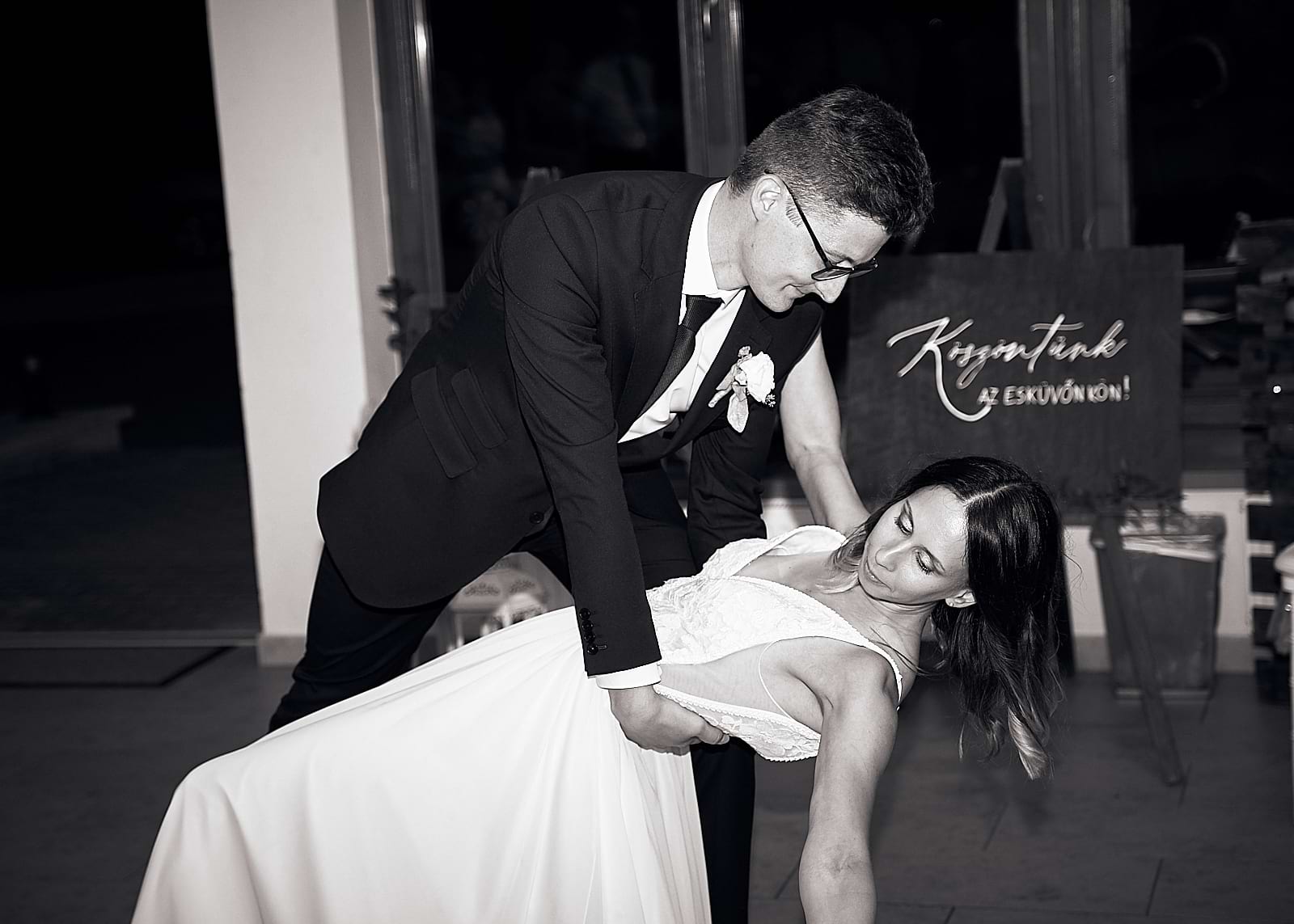 Orsi és Attila nyitótánc közben akrobatikus mozdulatot tesznek