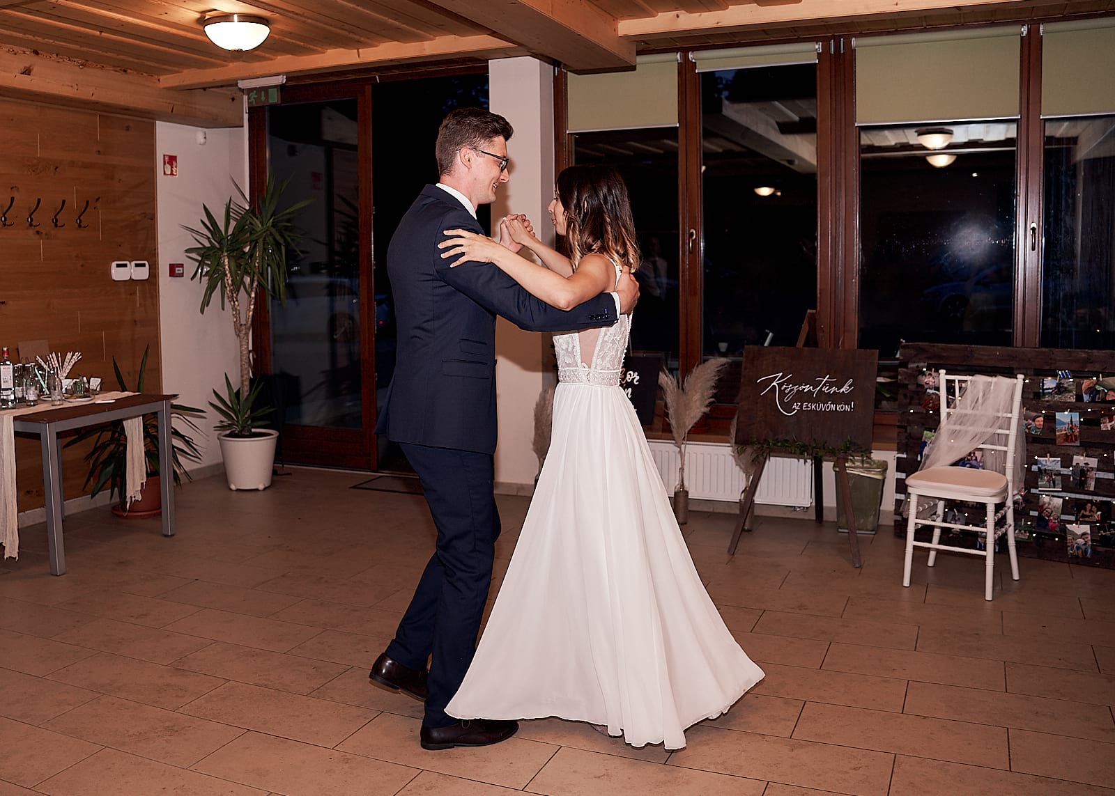 Orsi és Attila lassúznak a nyitótánc közben