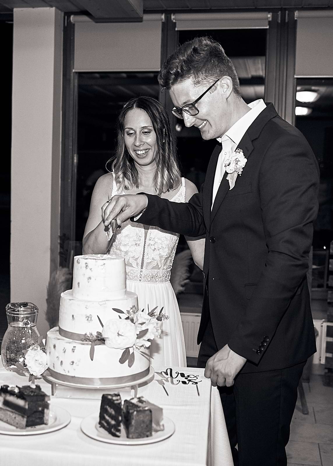 Orsi és Attila tortavágás közben