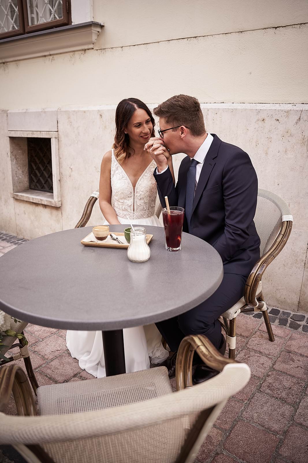 Orsi és Attila kávéznak kreatív fotózás közben