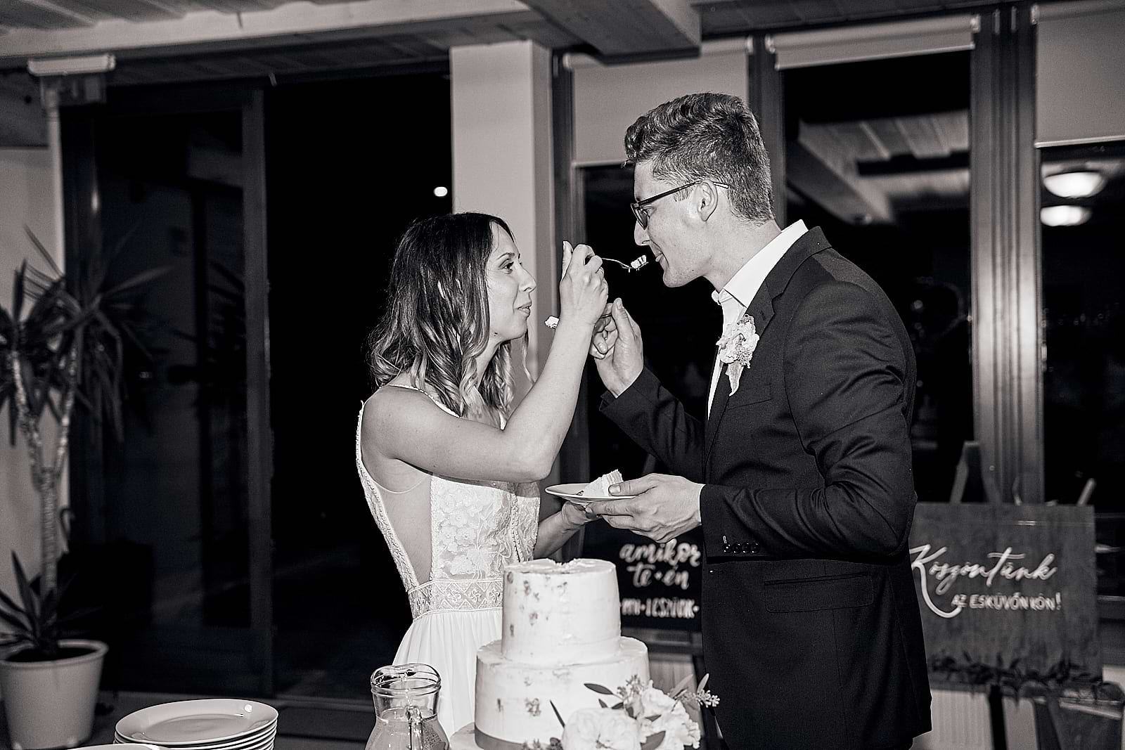 Orsi és Attila egymást etetik az esküvői tortával
