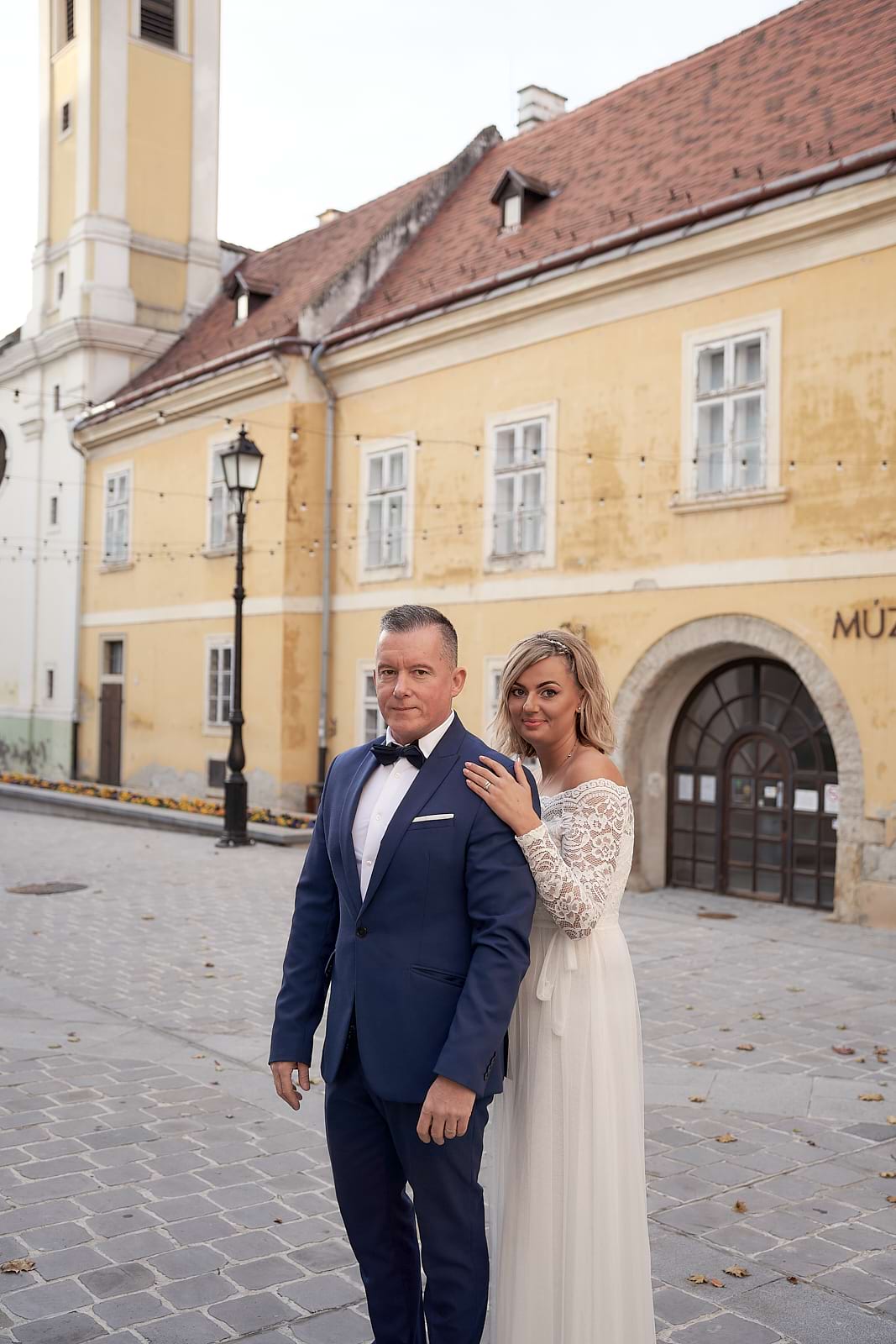 Timi és Miki esküvői ruhában a téren