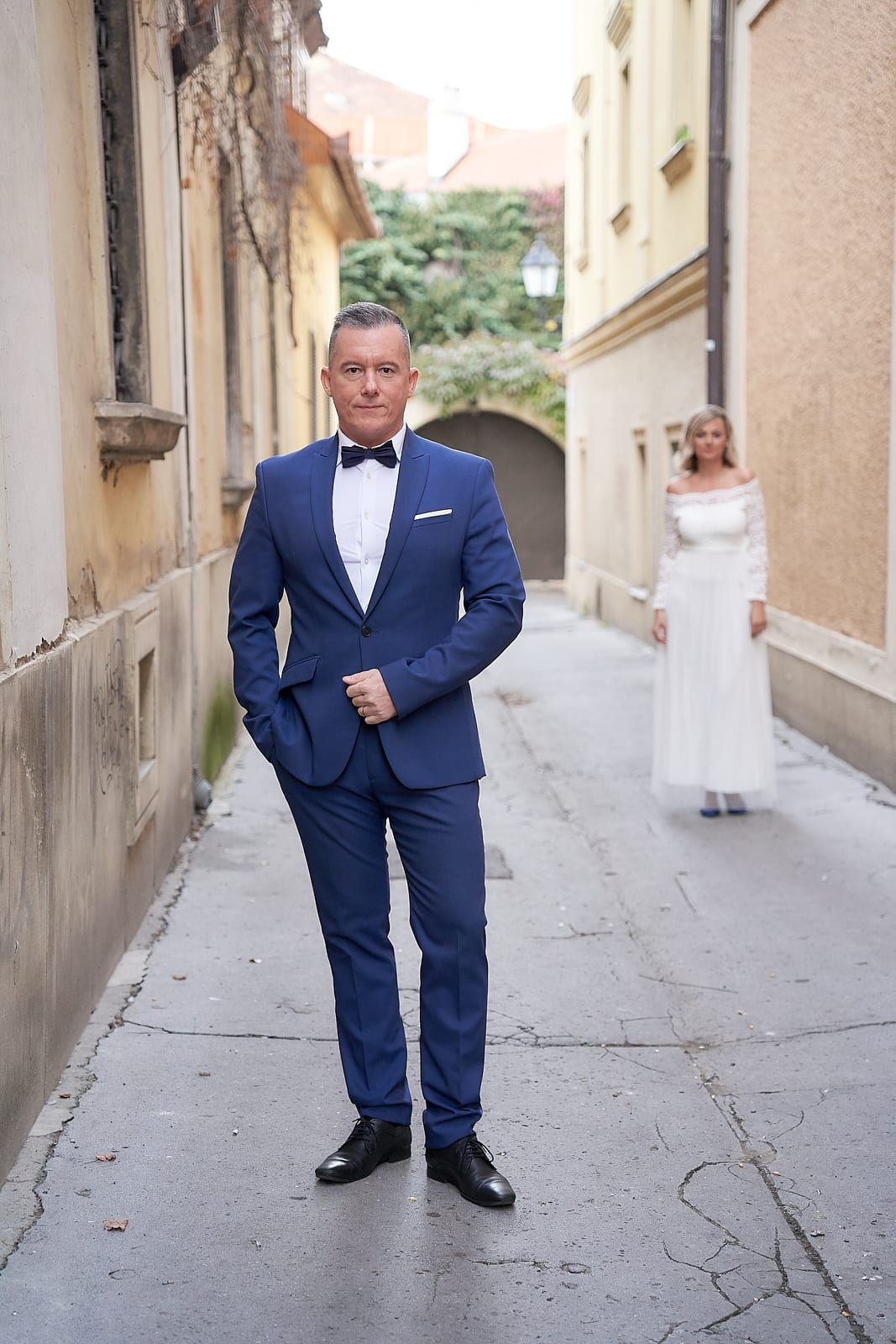 Miki öltönyben elöl, Timi a távolban menyasszonyi ruhában
