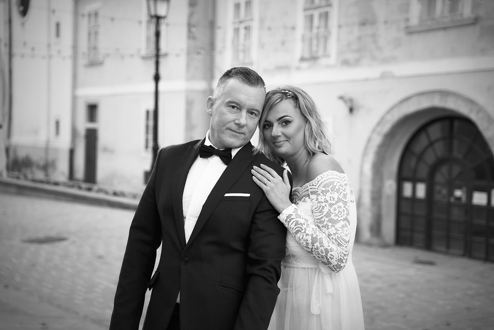 Timi és Miki Győr belvárosában fotózkodnak