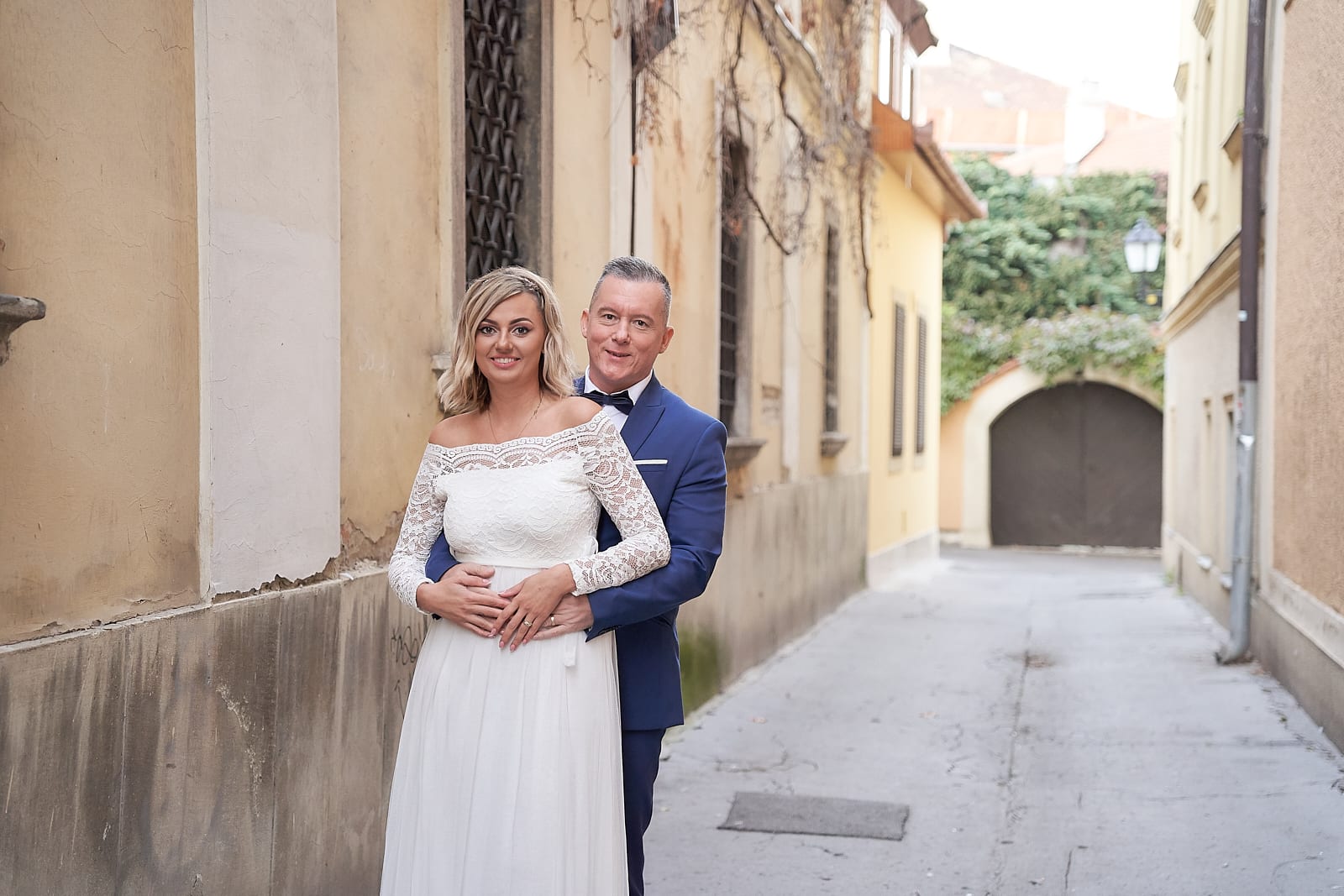 Timi és Miki Győr egyik kis utcájában ölelik egymást