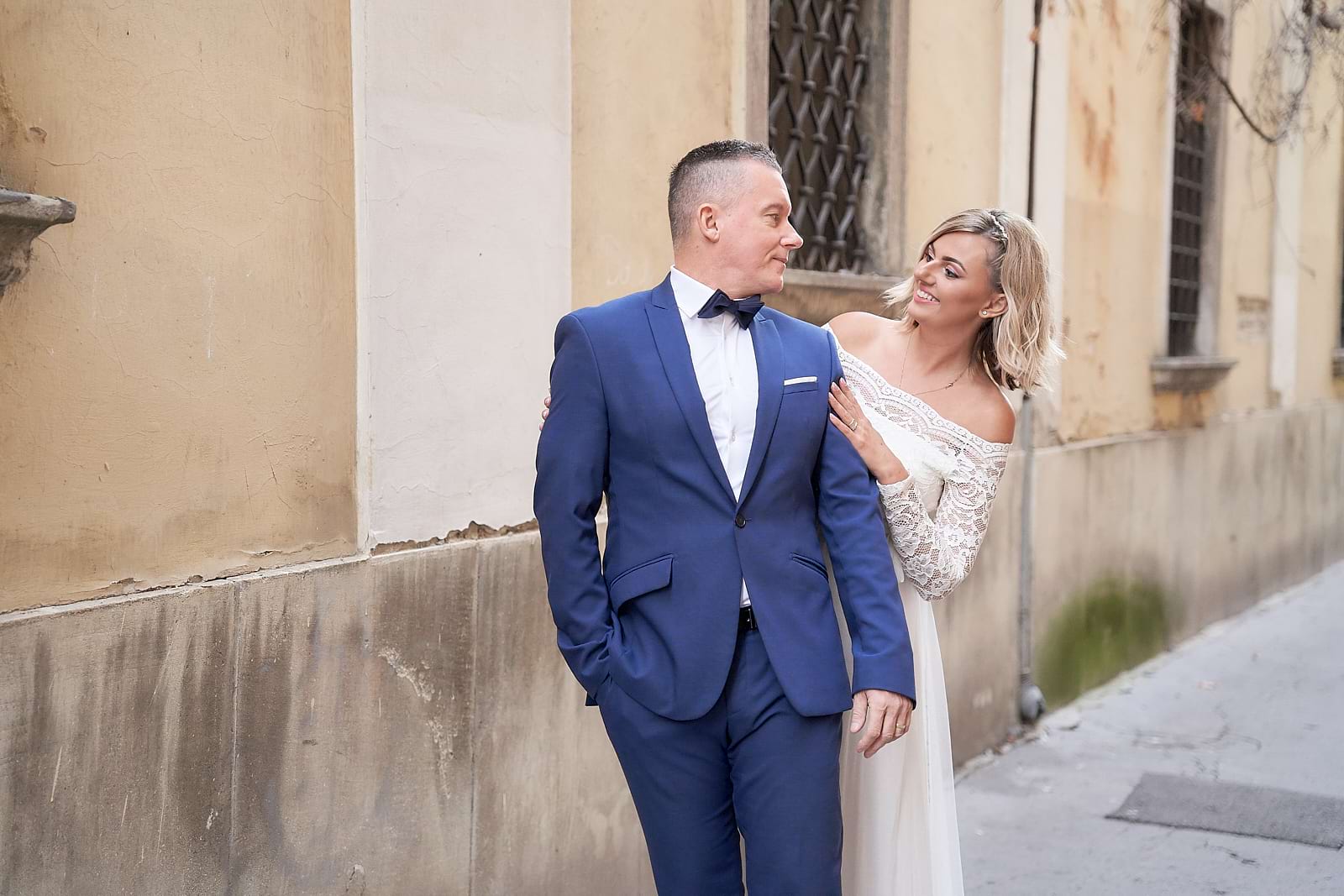 Timi és Miki összenéznek a válluk felett