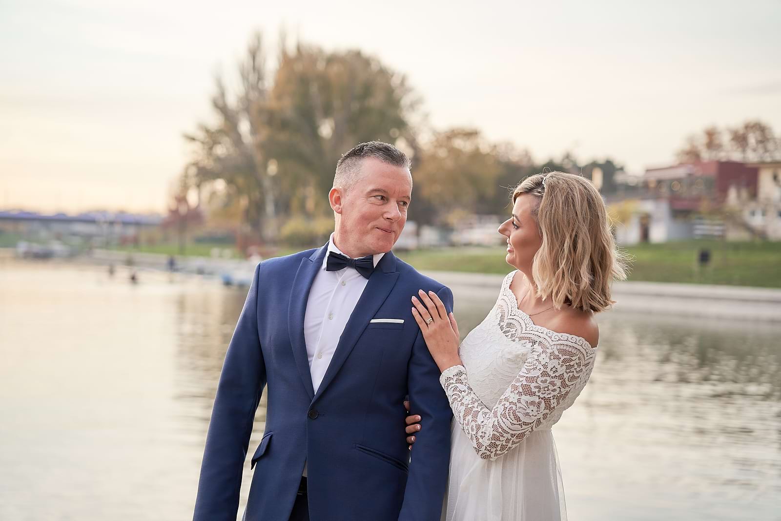 Timi és Miki vidám képe a vízparton