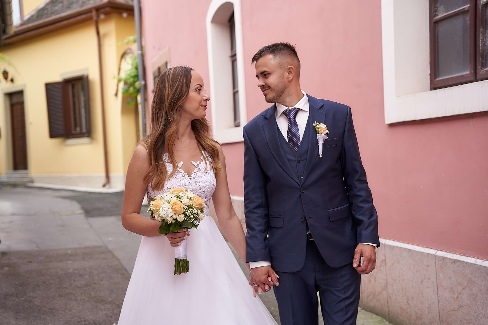 Vivi és Ricsi a rózsaszín ház rózsaszín ház előtt sétálnak el