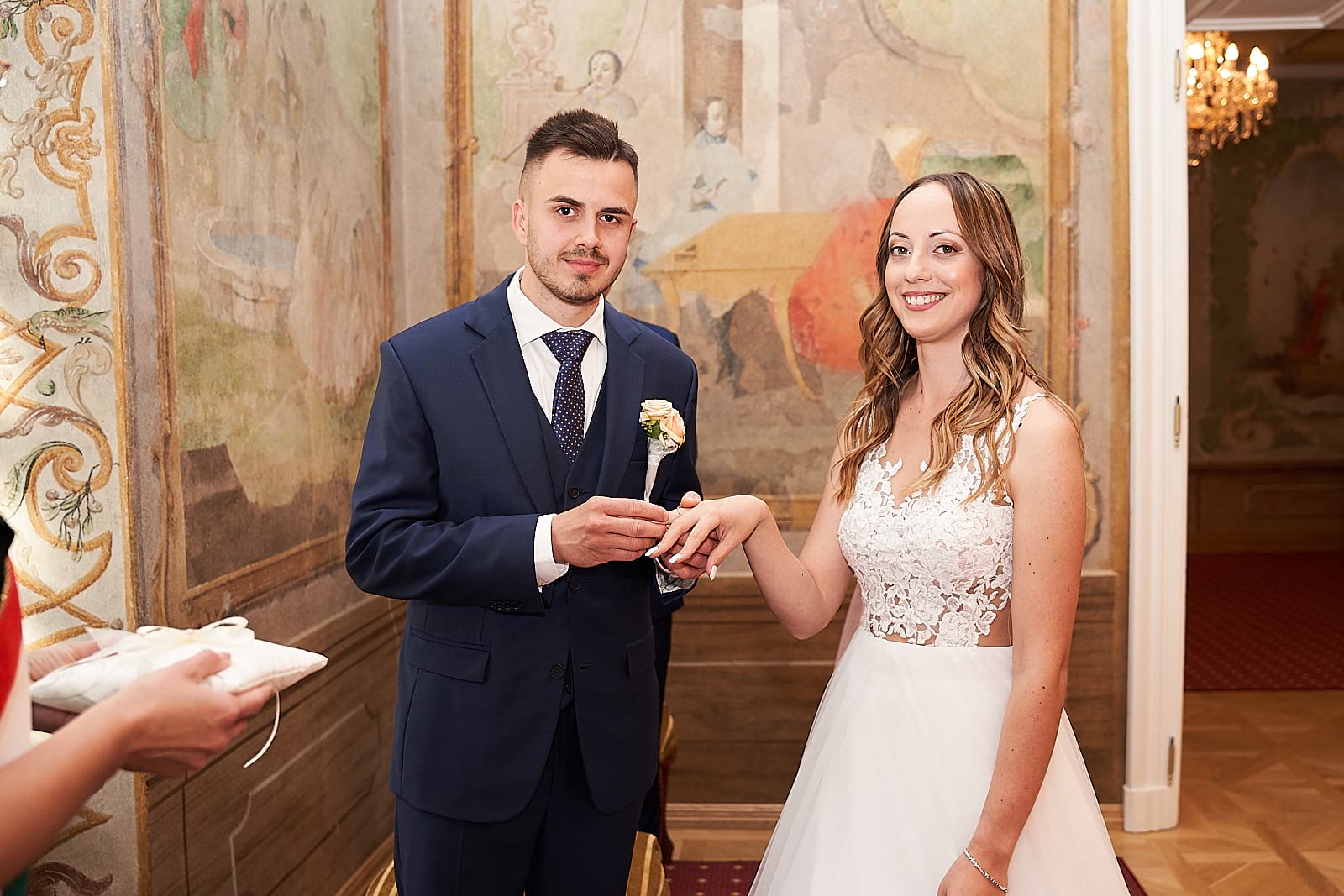 Ricsi Vivi ujjára húzza a gyűrűt