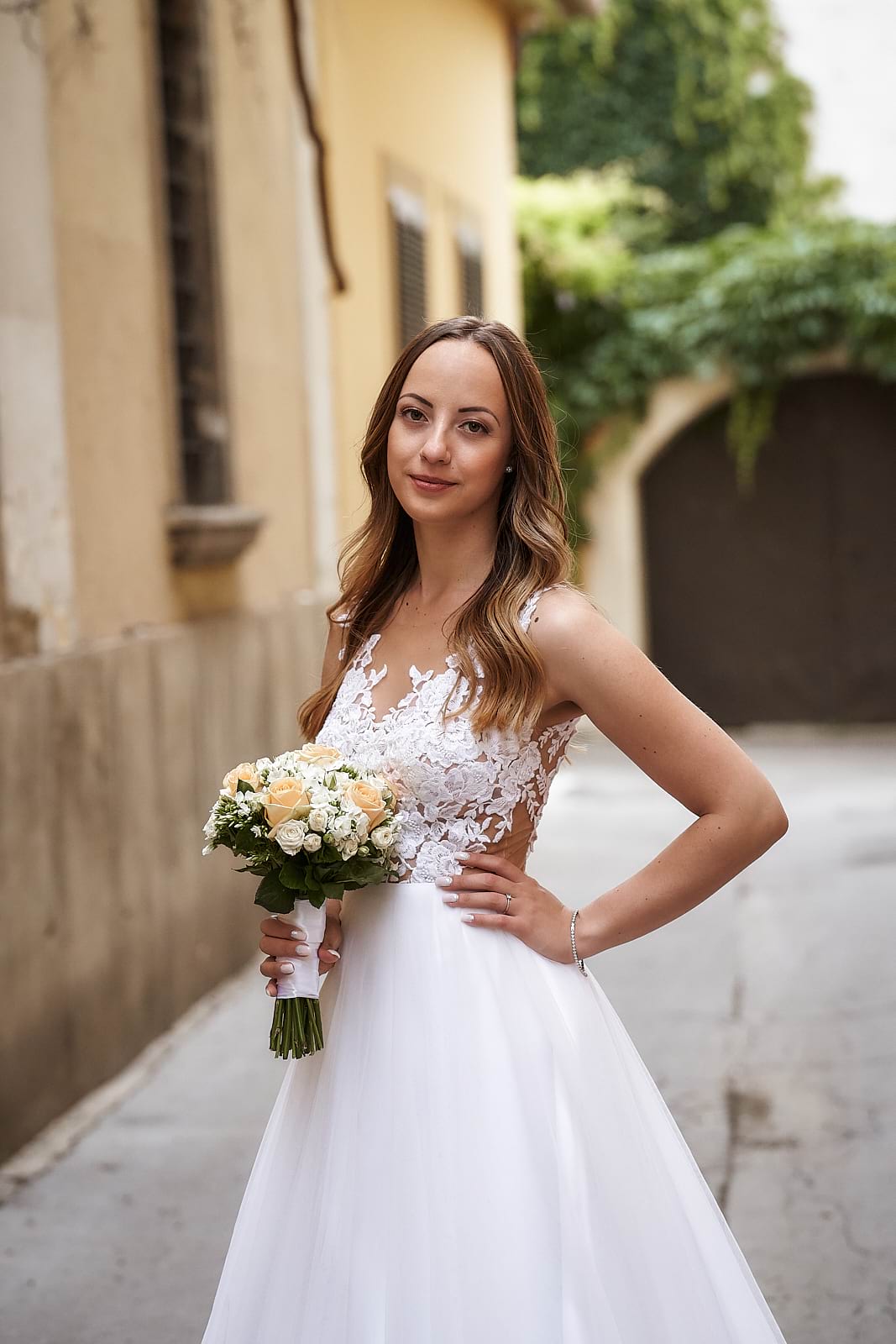 Vivi, a menyasszony a csokrával pózol