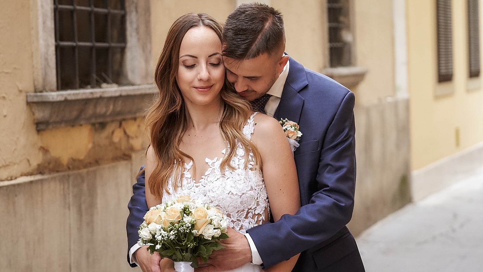 Vivi, a menyasszony vőlegényével, Ricsivel és a menyasszonyi csokorral