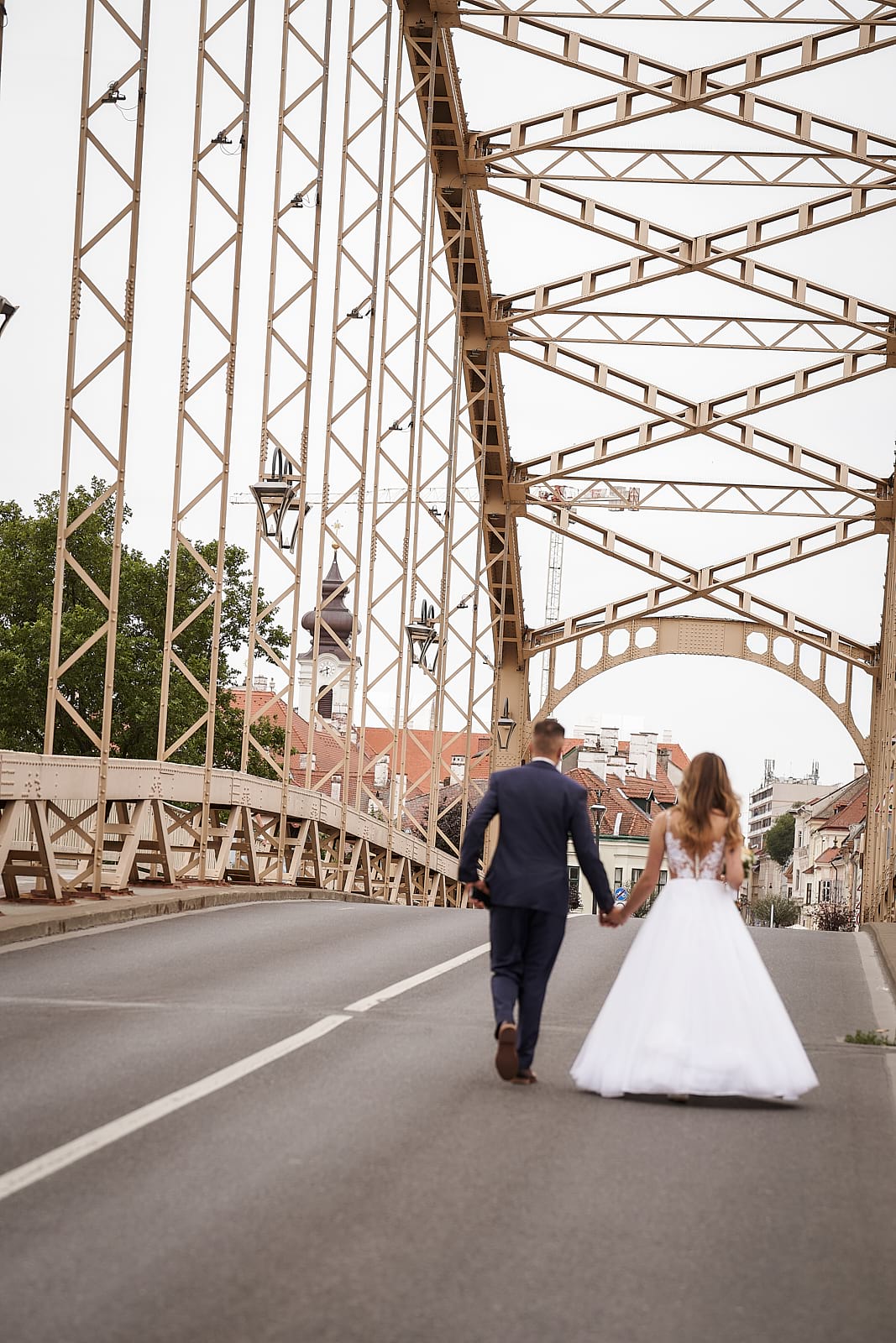 Vivi és Ricsi férj és feleségként sétálnak Győr felé a hídon