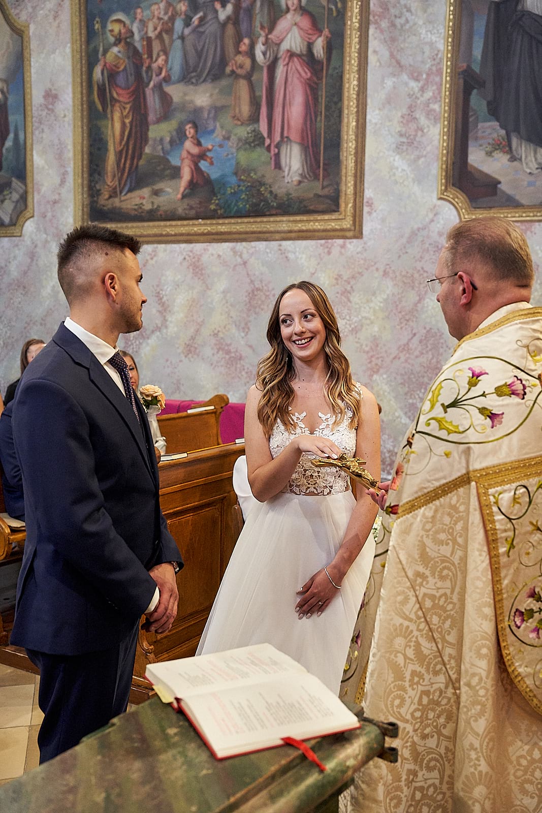 Vivi és Ricsi hallgatják a papi tanácsokat a templomban